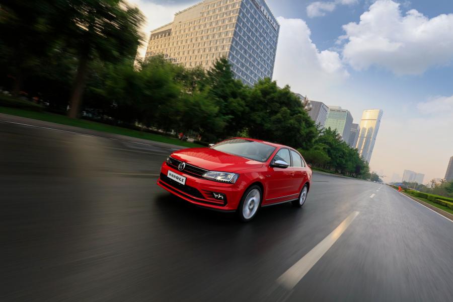  Volkswagen Sagitar GLI 2016 года  (фото 6 из 11)